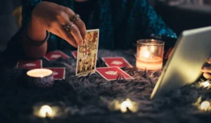 Tarot reader sharing cards on a screen for same hour delivery