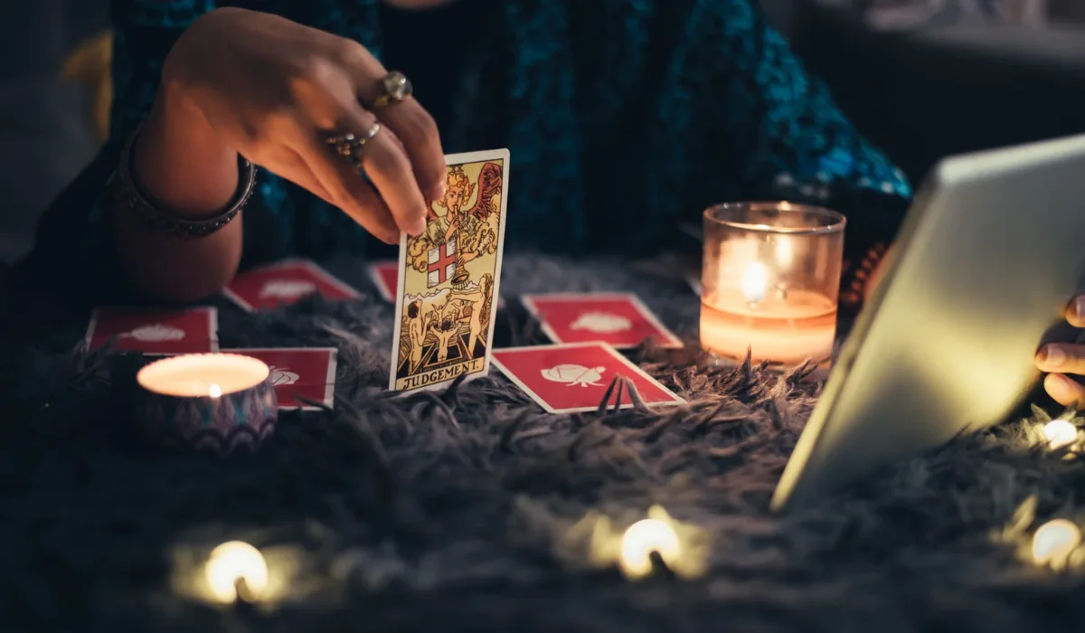 Tarot reader sharing cards on a screen for same hour delivery